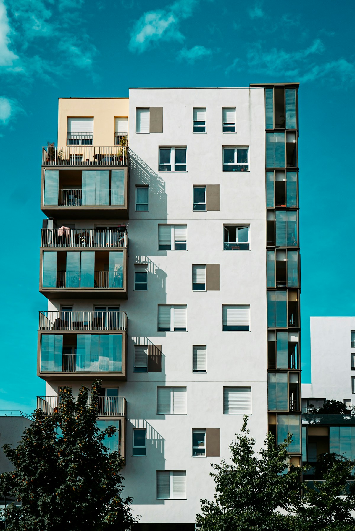High-rise residential building facing the river in Puerto Norte, Rosario.