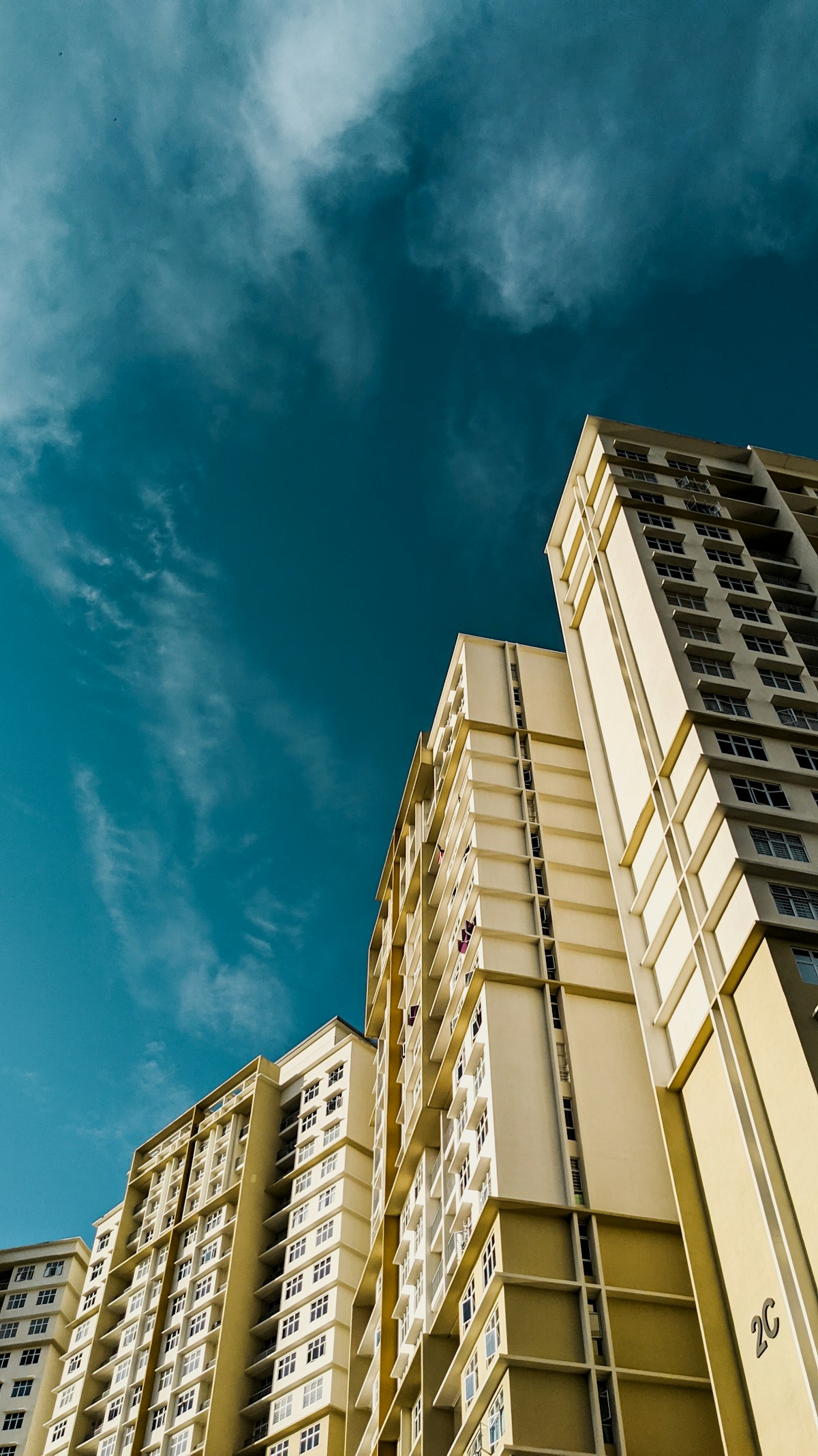 Facade of a white high-rise building in Nueva Córdoba.